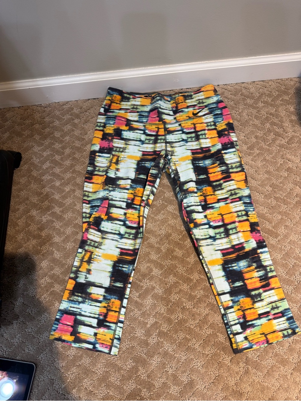 Womenβs Multicolor Patterned Active Capri Leggings